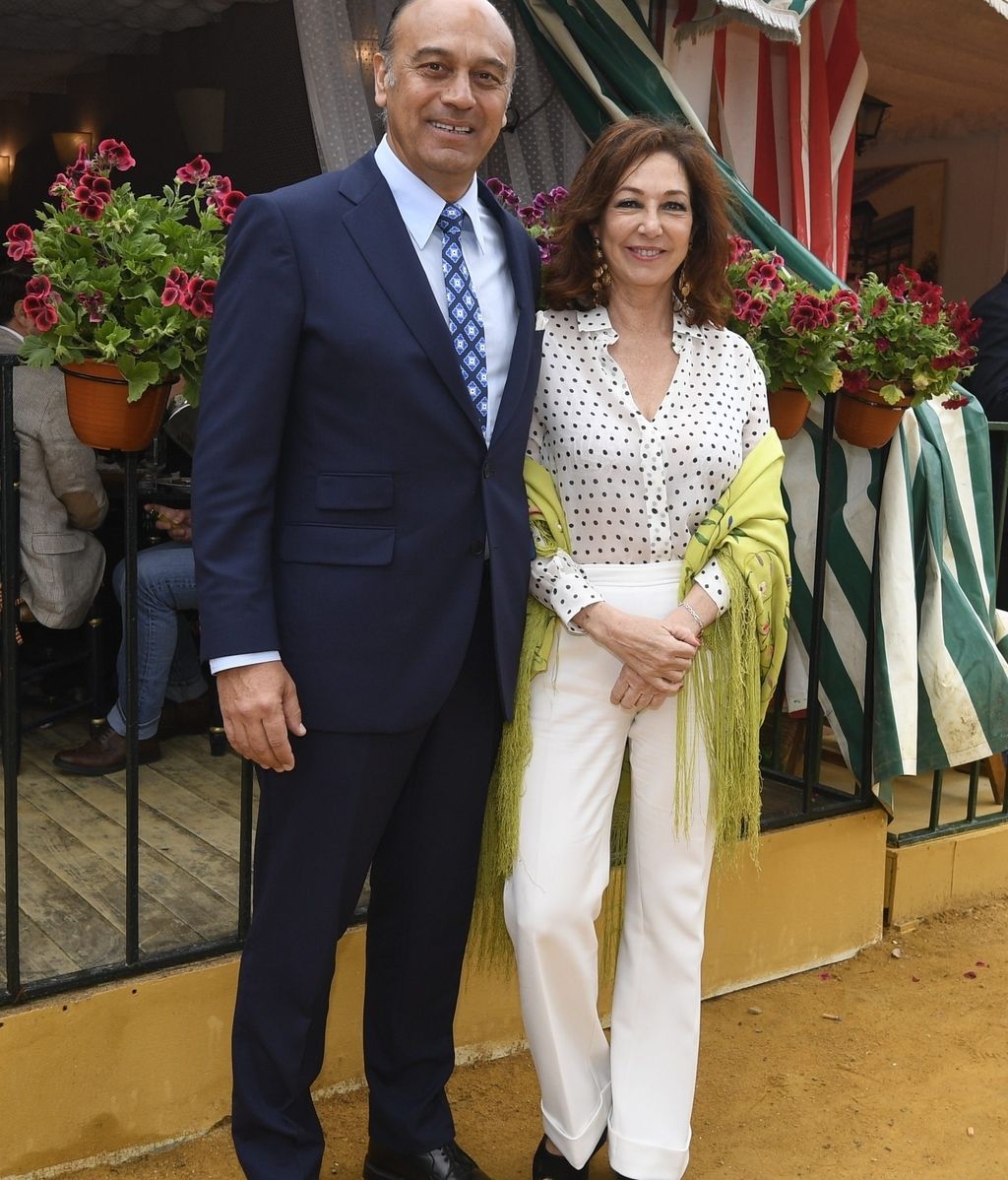 Ana Rosa Quintana, sin volantes pero con lunares, estuvo junto a su marido, Juan