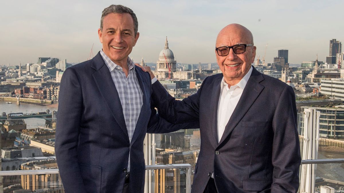 Bob Iger, presidente y director ejecutivo de The Walt Disney Company, y Rupert Murdoch, fundador de 21st Century Fox, firman el acuerdo de compraventa de activos en diciembre de 2017.