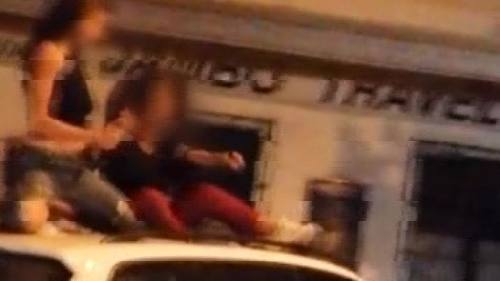 Arriesgan su vida por bailar encima de un coche en marcha en Alicante
