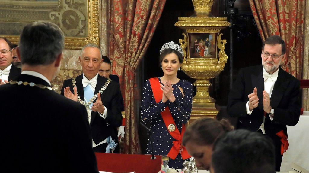 El percance de la reina Letizia con su vestido en la cena de gala