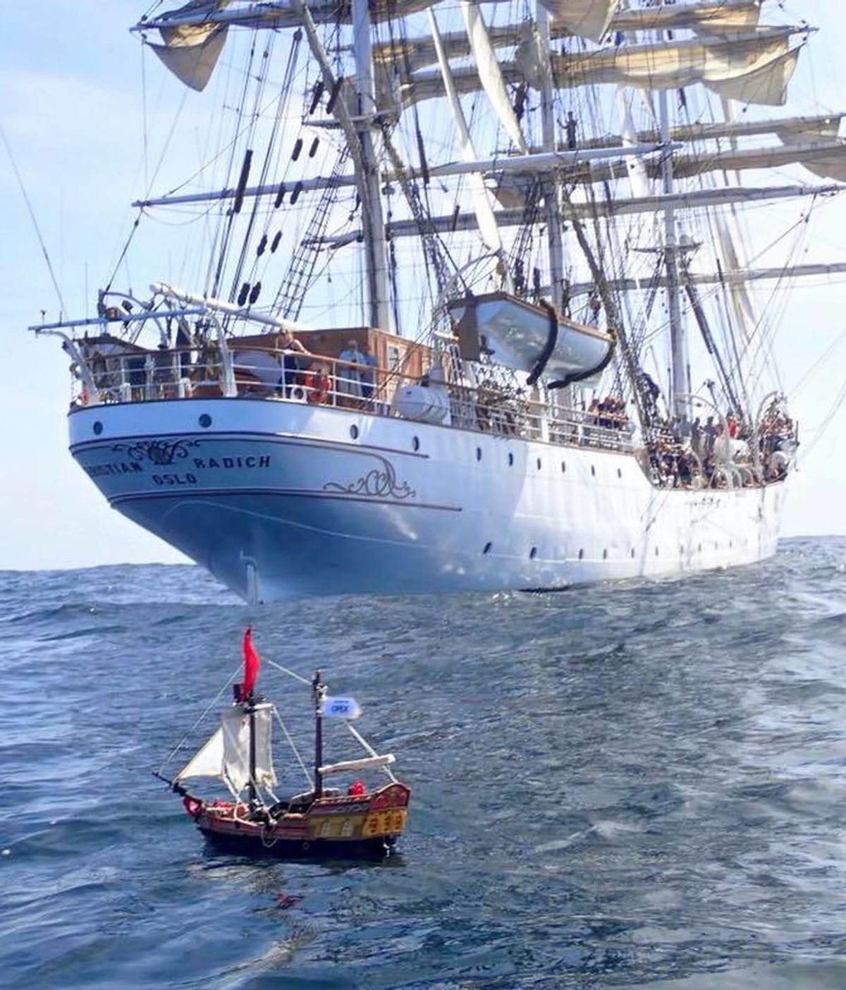 Un barco pirata de Playmobil de dos niños escoceses surca el Océano Atlántico