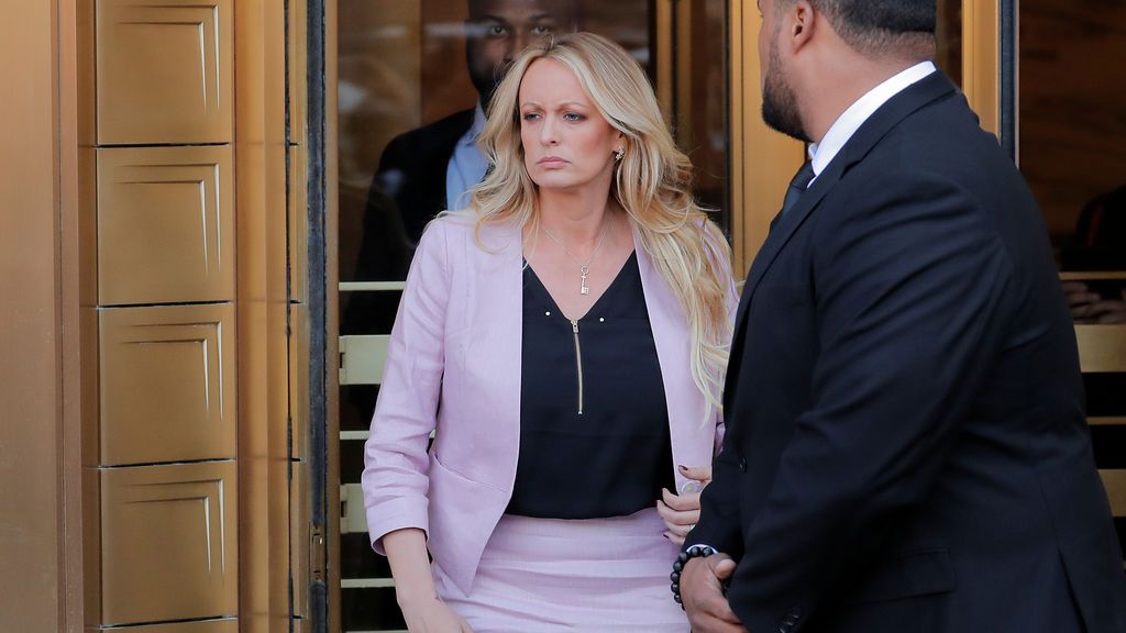 La actriz porno Stormy Daniels asiste a la comparecencia del abogado de Trump