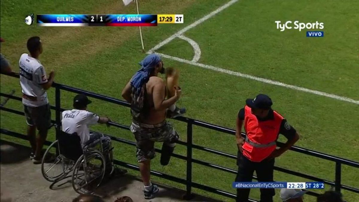 Un aficionado celebra un gol de su equipo quitándose la pierna ortopédica Un aficionado celebra un gol de su equipo quitándose la pierna ortopédica
