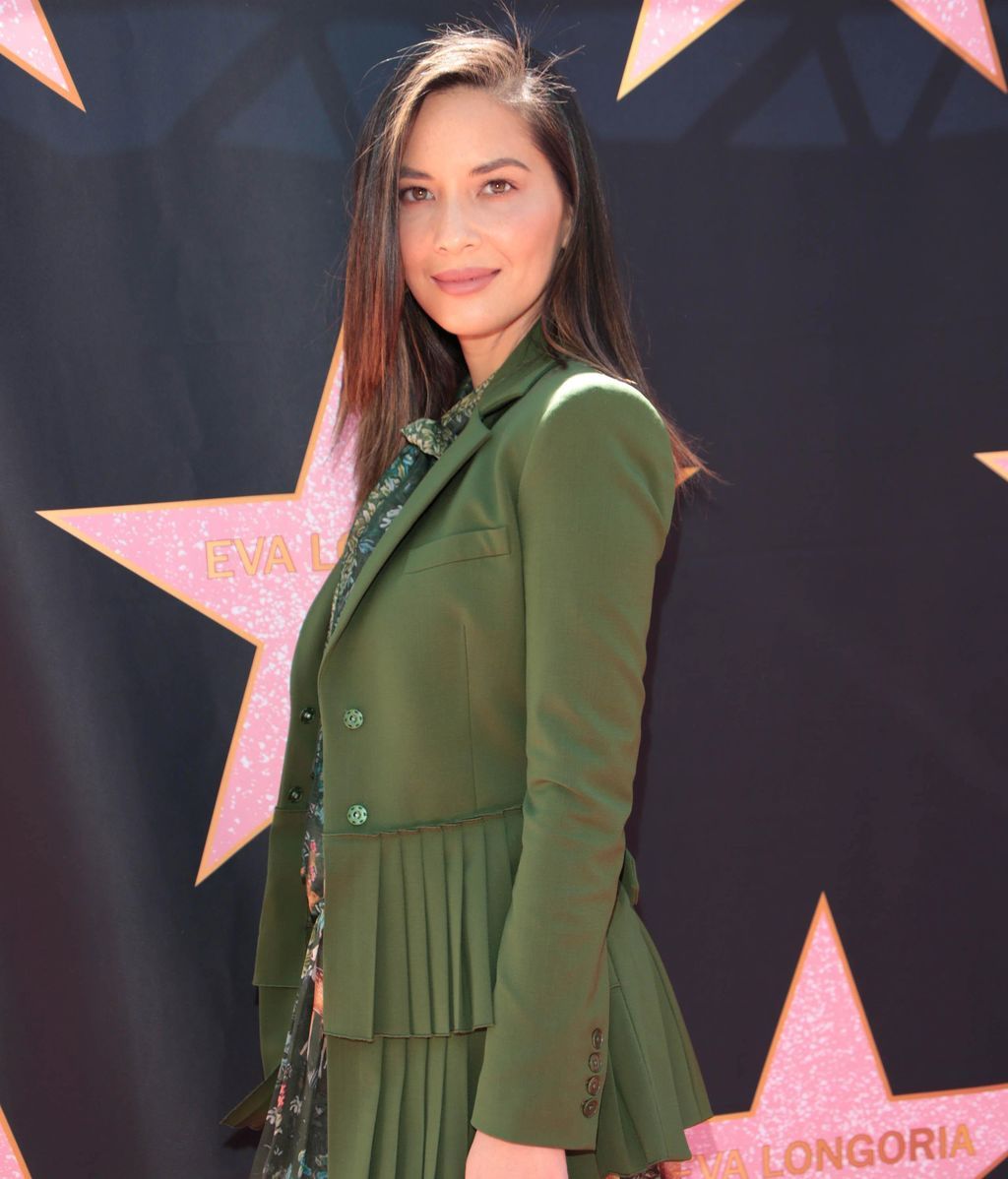 Olivia Munn lució un conjunto en tonos verdes durante la ceremonia de Eva