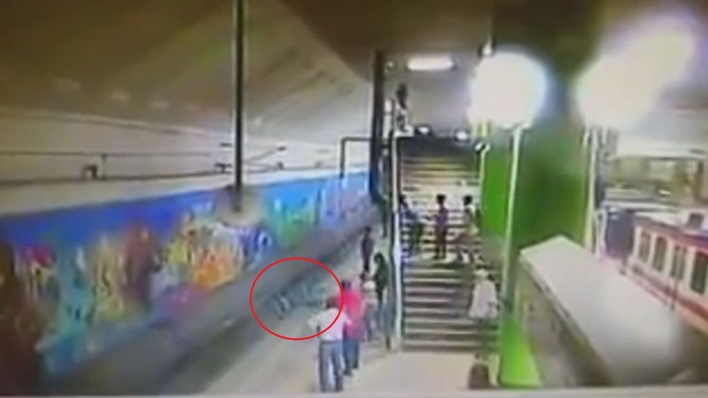 Terrible accidente en el metro de México: Un hombre cae a las vías desde cuatro metros de altura
