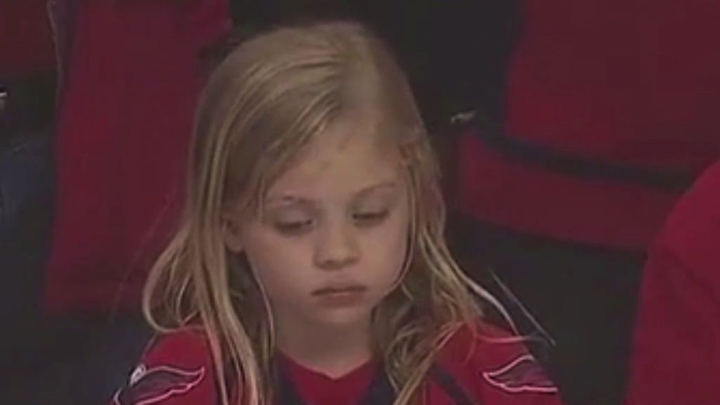 De estar a punto de llorar, al día más feliz de su vida: una niña vive el momento más tierno de la historia del hockey