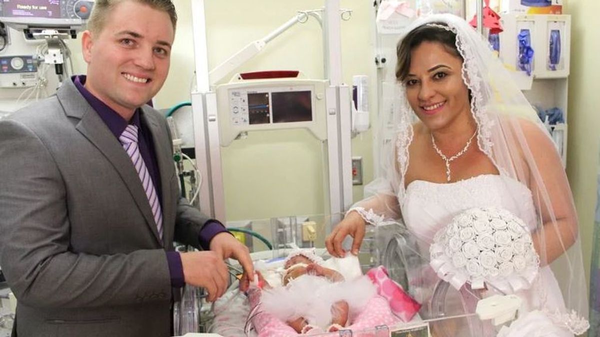 Se casan en un hospital para que su bebé, que está ingresada, esté en la boda