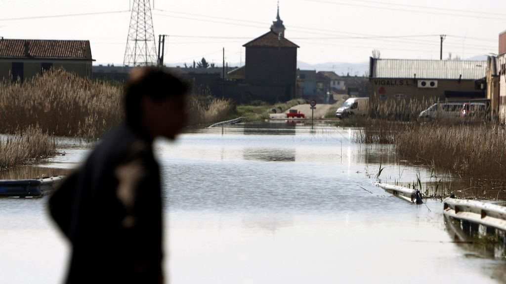 El Ebro recupera su cauce entre campos inundados
