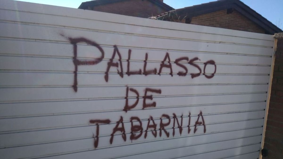 El portón del garaje del periodista deportivo Tomás Guasch, con la pintada "Payaso de Tabarnia".