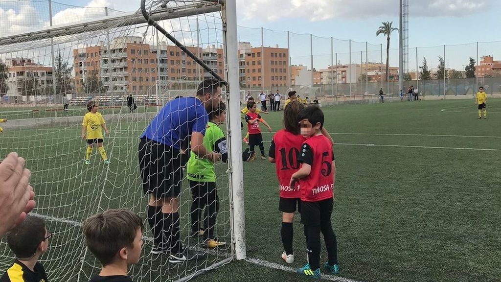 Un árbitro para un partido de prebenjamines para enseñar al portero cómo colocar la barrera Un árbitro para un partido de prebenjamines para enseñar al portero cómo colocar la barrera