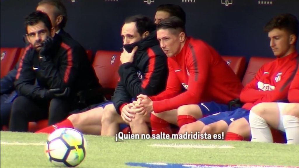 Torres y Juanfran botan en el banquillo ante el cántico de la grada del Metropolitano de "Quién no salte madridista es"