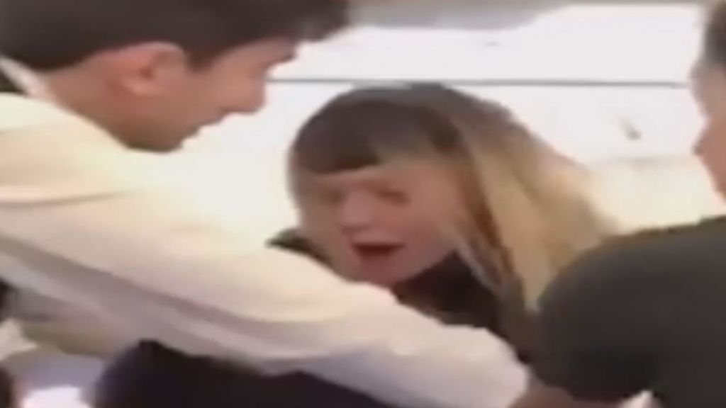 Tres británicas se pelean en un avión porque la azafata les quita la botella de vodka