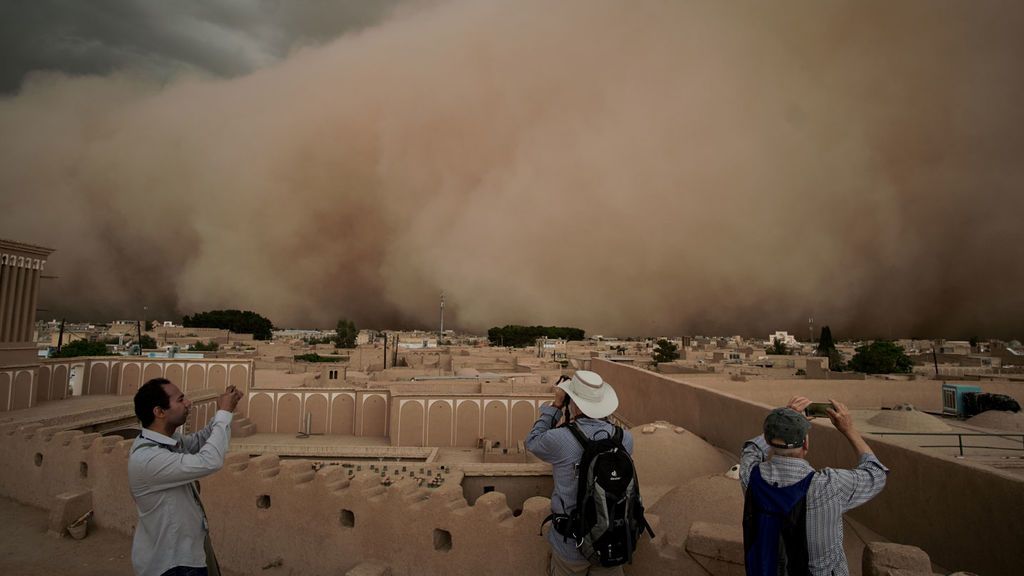 Impresionante tormenta de arena en Irán:  10 personas resultaron heridas
