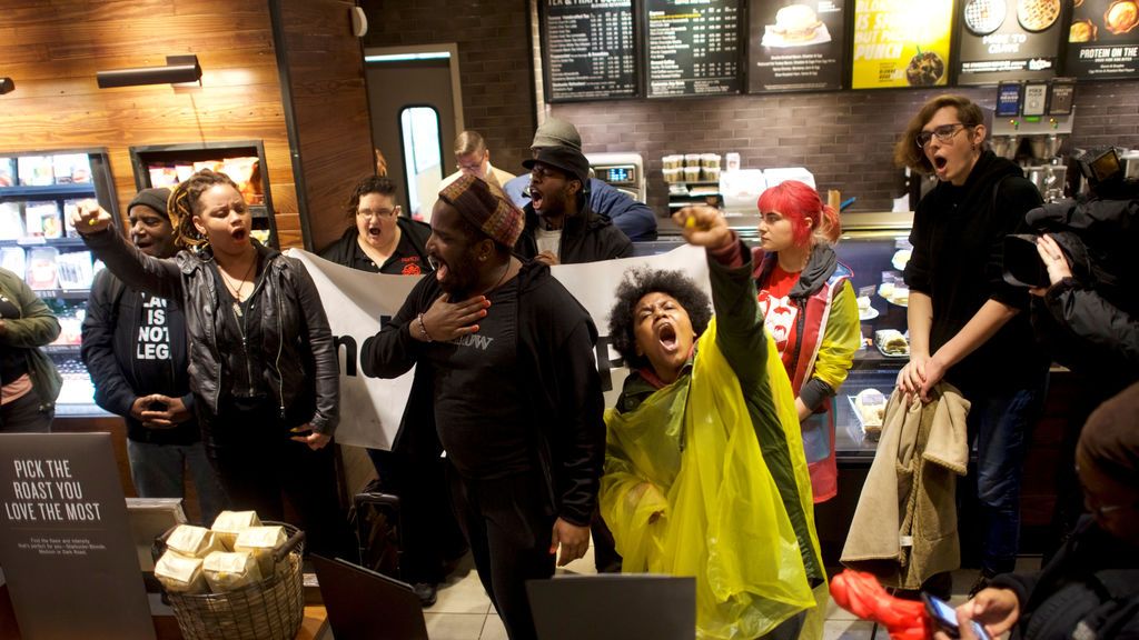 Starbucks dará un curso contra el racismo a sus 175.000 empleados en EEUU tras el incidente en Filadelpia