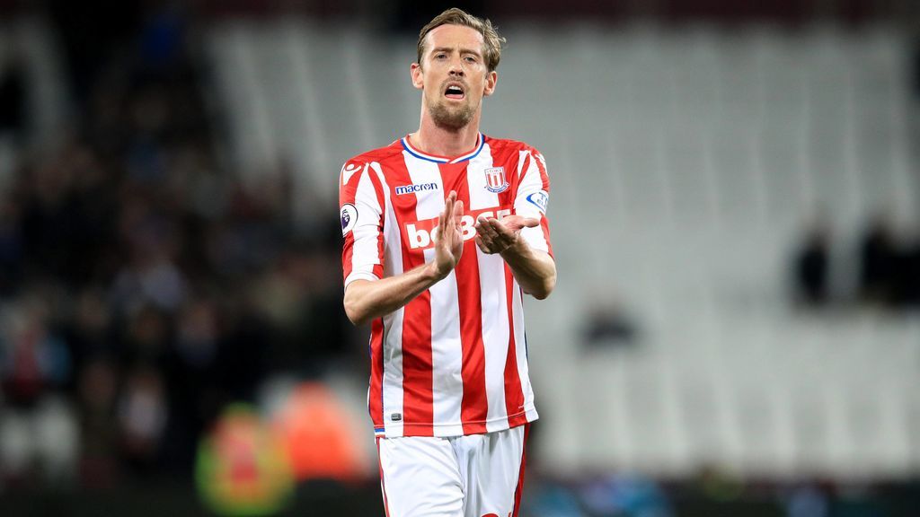 La imagen viral del 'gigante' Peter Crouch jugando al golf