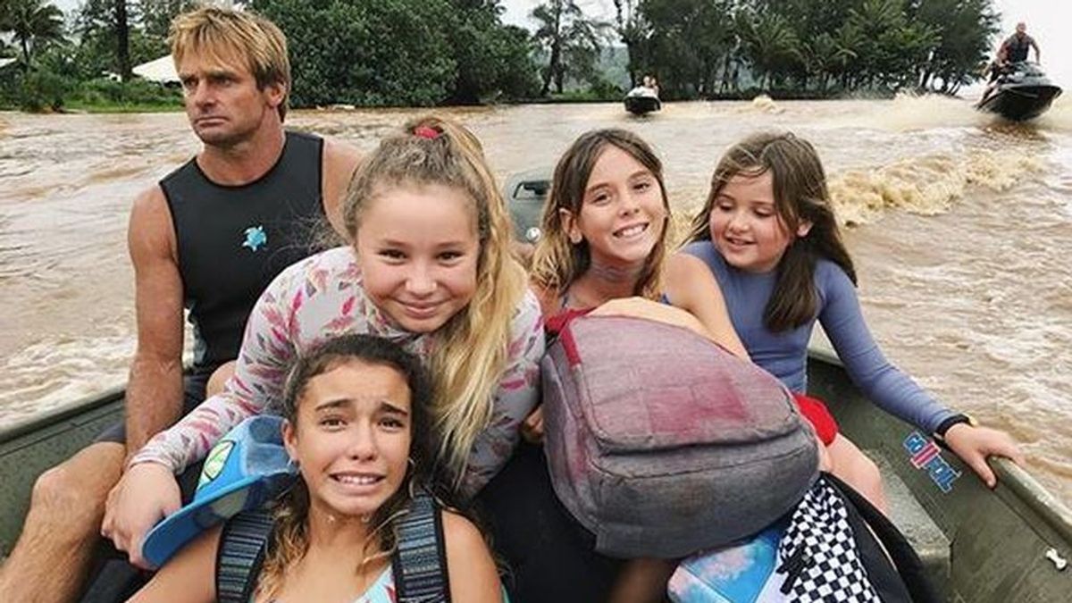 Un surfista salva a 15 niñas atrapadas en un campamento tras una increíble inundación en Hawai