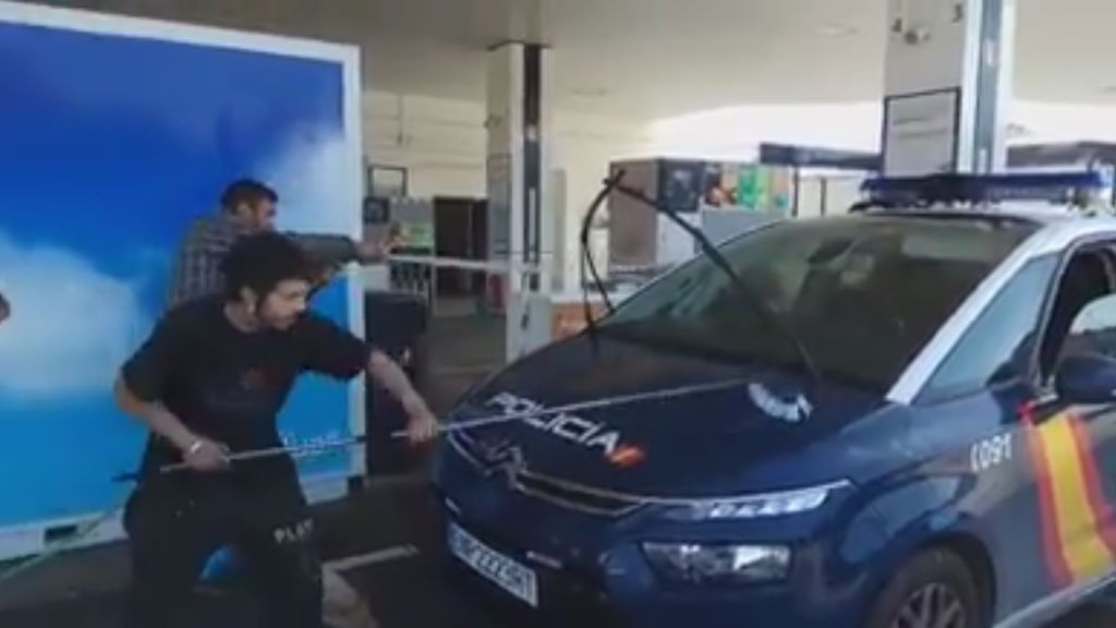 Limpian un coche de la Policía: "Pa' que luego digan que los gitanos semos malos"