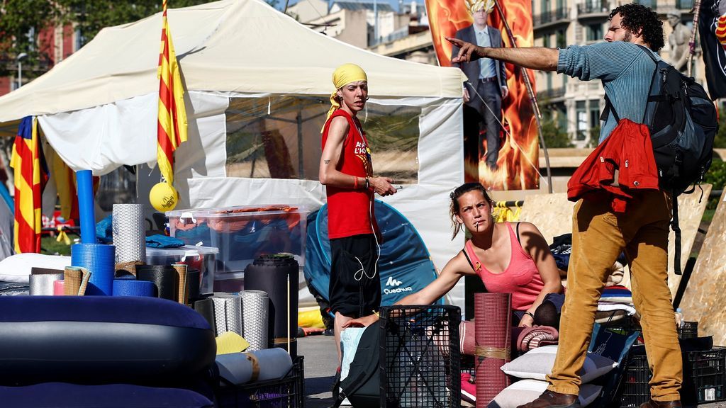 El Ayuntamiento de Barcelona desaloja la Plaza de Cataluña de cara a Sant Jordi