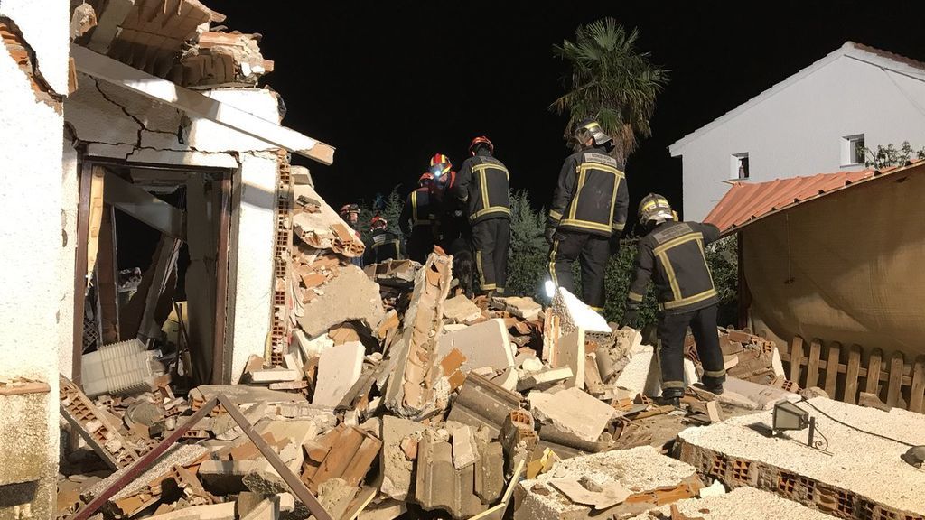 Rescatan con vida una anciana sepultada durante siete horas bajo los escombros de su vivienda en Madrid