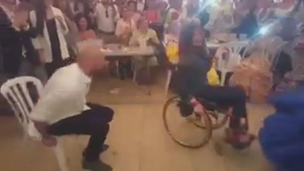 Baila por sevillanas en su silla de ruedas