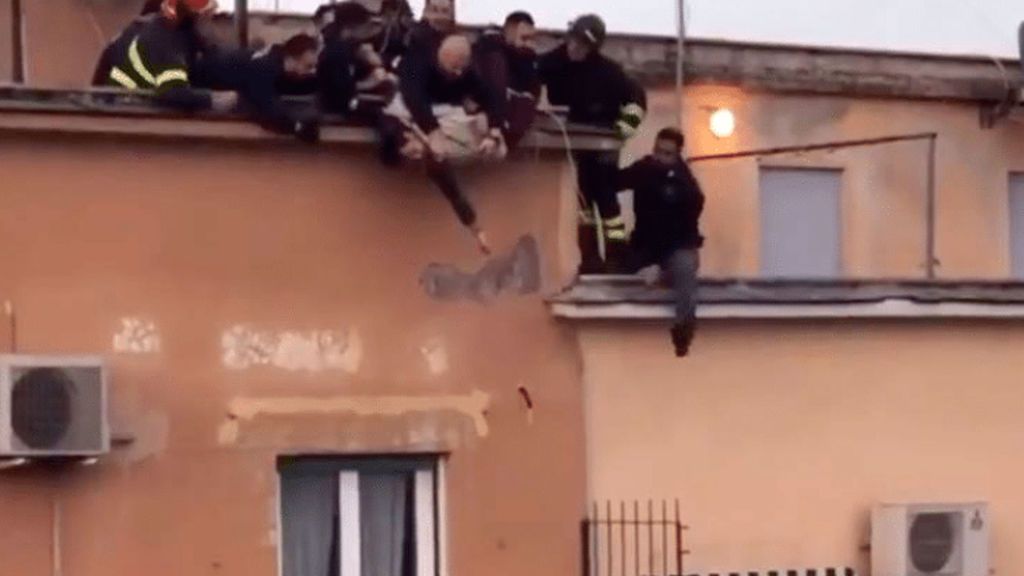 Salvado 'in extremis' un joven de 25 años que se lanzó desde una azotea en Roma