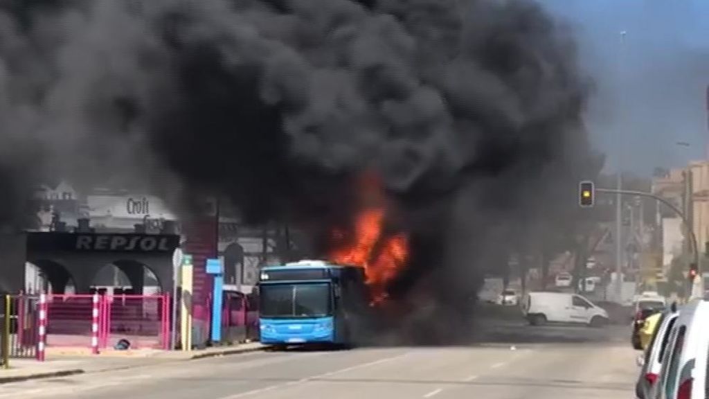 Arde un autobús de pasajeros en Jerez junto a una gasolinera