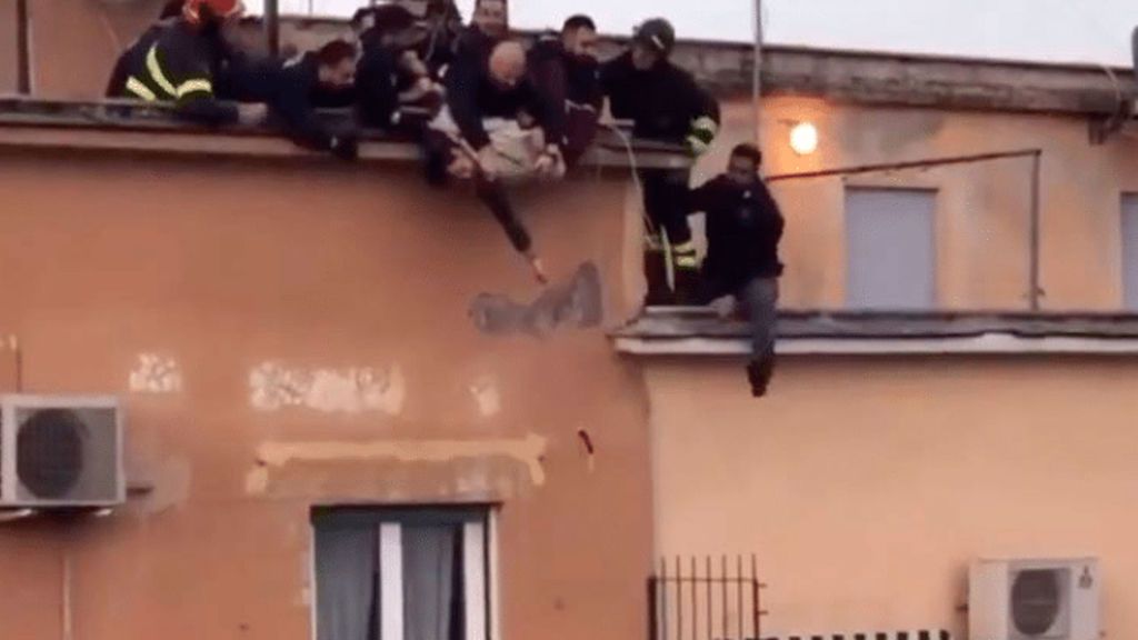 Salvado 'in extremis' un joven de 25 años que se lanzó desde una azotea en Roma