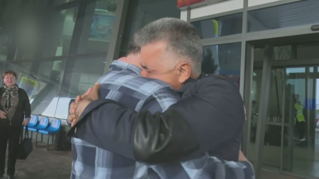 El emocionante abrazo de dos hermanos separados por la guerra que se ven por primera vez tras 60 años