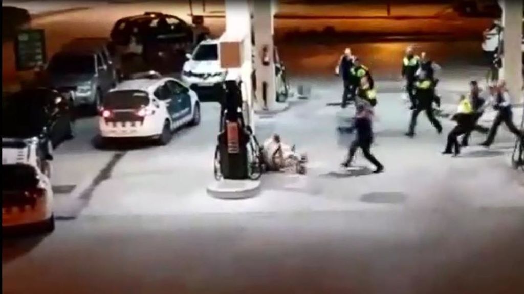 Un hombre se enfrenta a la policía con una motosierra y un cuchillo en Girona