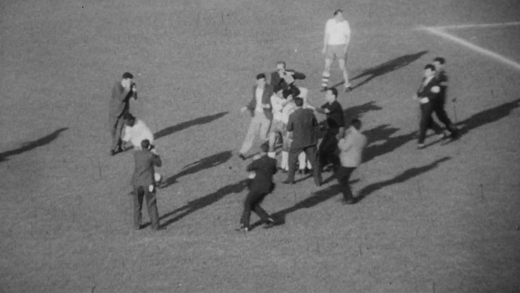 Brasil sentencia la final de Chile ‘62 y los periodistas celebran el último gol en el césped con los jugadores