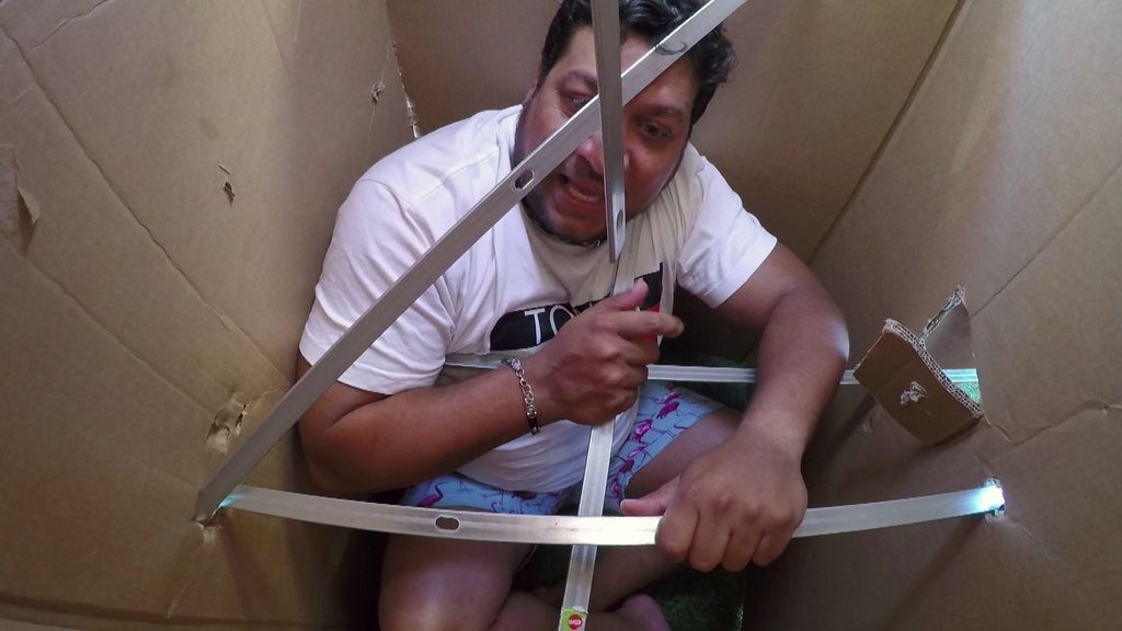 ¡El primer truco de la vida artística de Joaquín que termina con Mariano en una caja rodeado de espadas!