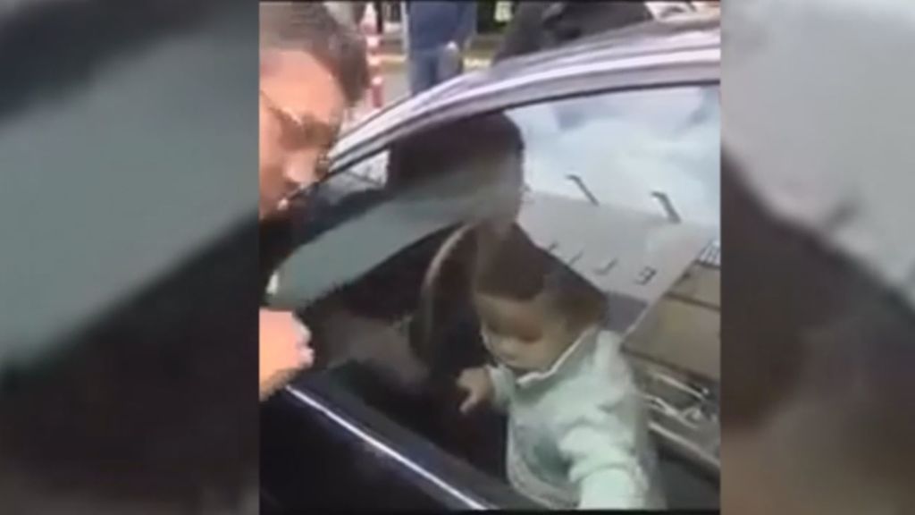 La odisea para sacar a un niño de un coche en el que se había quedado atrapado