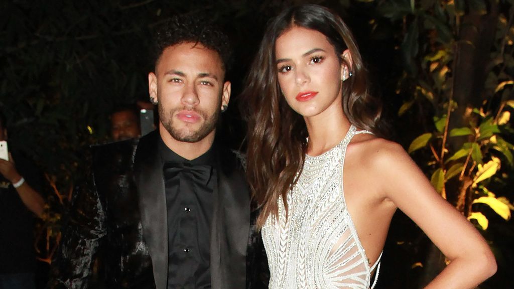 La reacción de Bruna Marquezine al encontrar a su novio Neymar en los cromos del Mundial