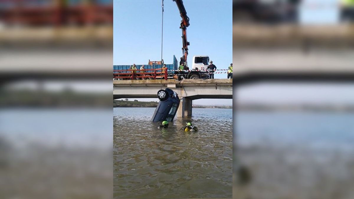 Rescatan el cuerpo sin vida de una mujer tras caer su coche al río Ebro en Zaragoza