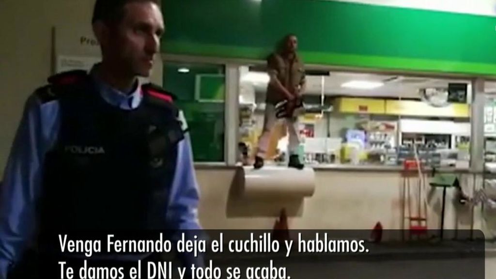 Pánico en una gasolinera de Girona cuando un hombre se enfrenta a los mossos con una motosierra