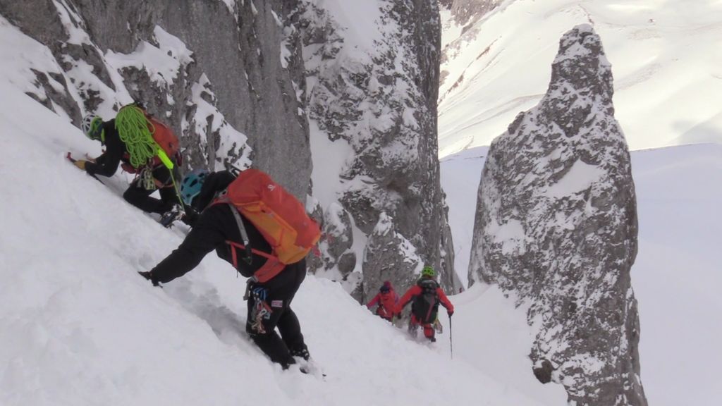 Calleja, Juanito y Edurne abandonan la escalada del Corredor de las Agujas por culpa de la nieve