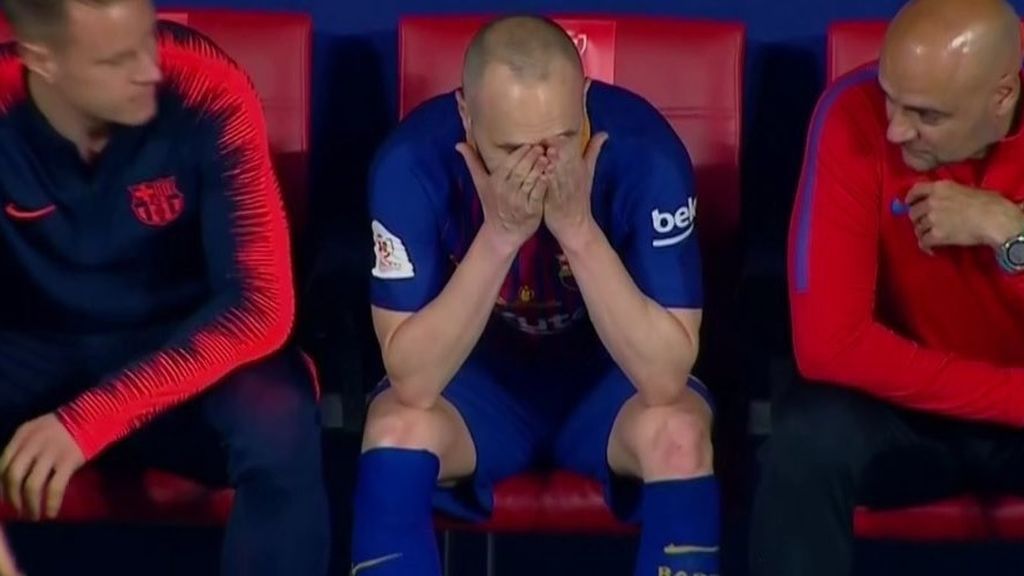 Las lágrimas de Iniesta en el banquillo emocionan al fútbol