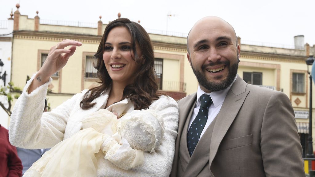 Irene Rosales y Kiko Rivera, muy sonrientes a la salida de la ceremonia con la pequeña Carlota