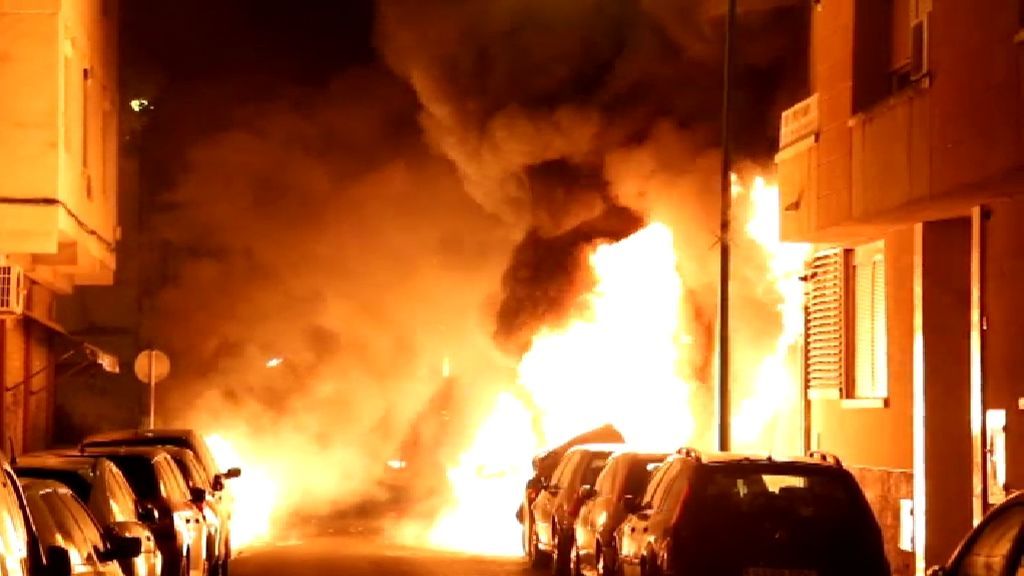 Un incendio obliga a desalojar a 80 vecinos de varias viviendas en Palma