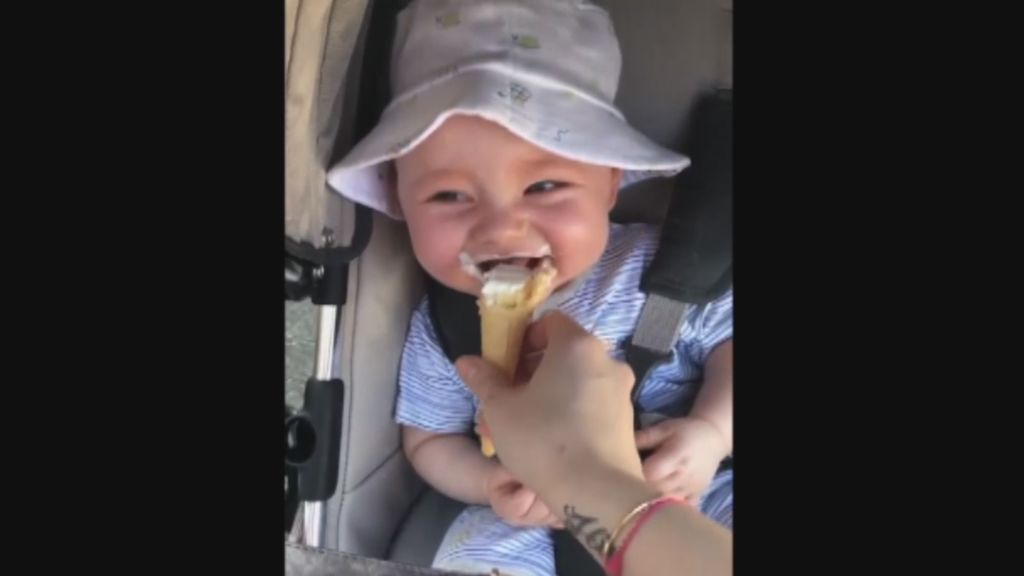 La divertida y pegadiza risa de un bebé al comer helado