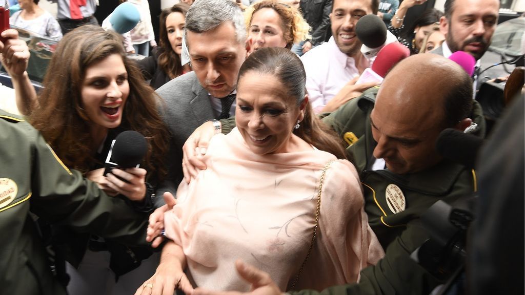 Isabel Pantoja llega al banquete del bautizo de su nieta entre agentes de seguridad