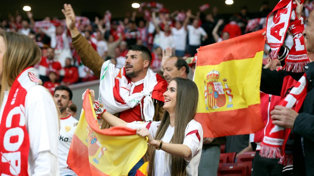 La afición del Sevilla corea el himno nacional en la final de la Copa del Rey
