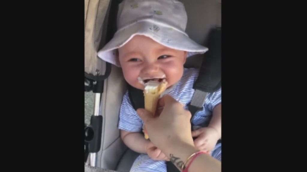 La divertida y pegadiza risa de un bebé al comer helado