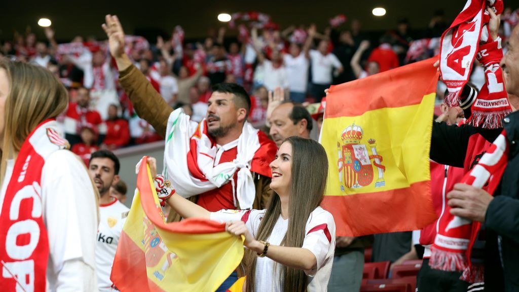 La afición del Sevilla corea el himno nacional en la final de la Copa del Rey