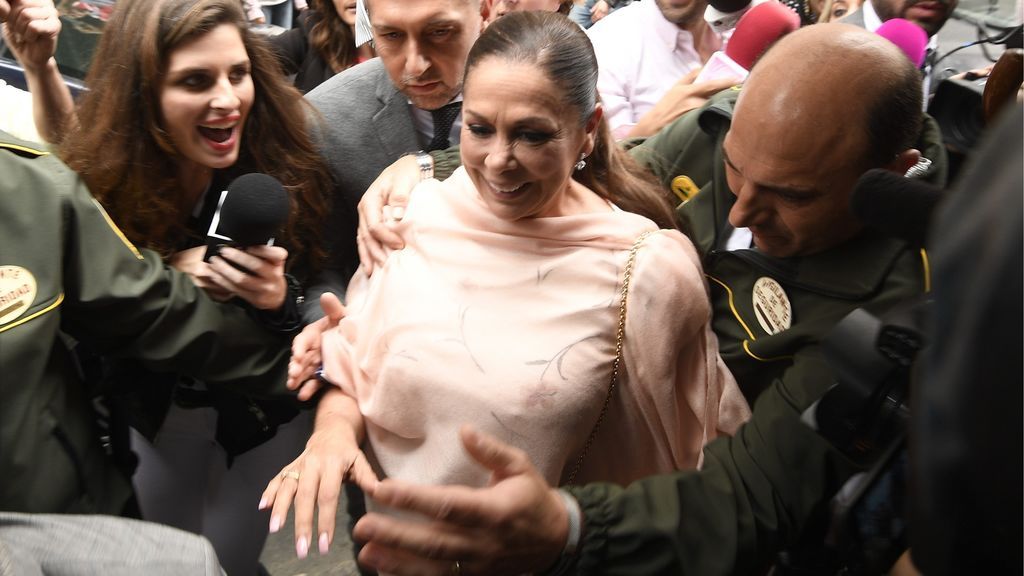 Isabel Pantoja no acudía a la ceremonia religiosa, pero la veíamos después llegando al restaurante