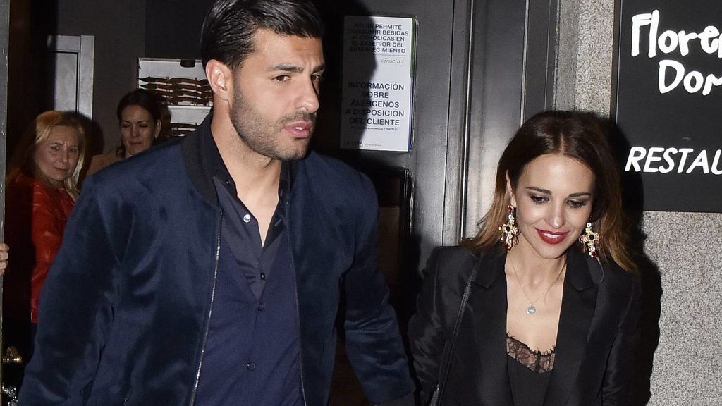 ¡Paula Echevarría y Miguel Torres ya no se esconden! Les hemos pillado así de ‘acarameladitos’ en Málaga ¡Paula Echevarría y Miguel Torres ya no se esconden! Les hemos pillado así de ‘acarameladitos’ en Málaga