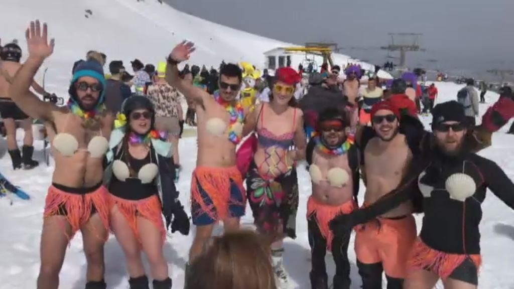 Cientos de esquiadores participan en la sexta bajada en bañador de Sierra Nevada