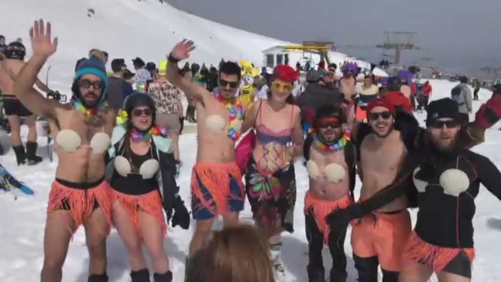 Cientos de esquiadores participan en la sexta bajada en bañador de Sierra Nevada