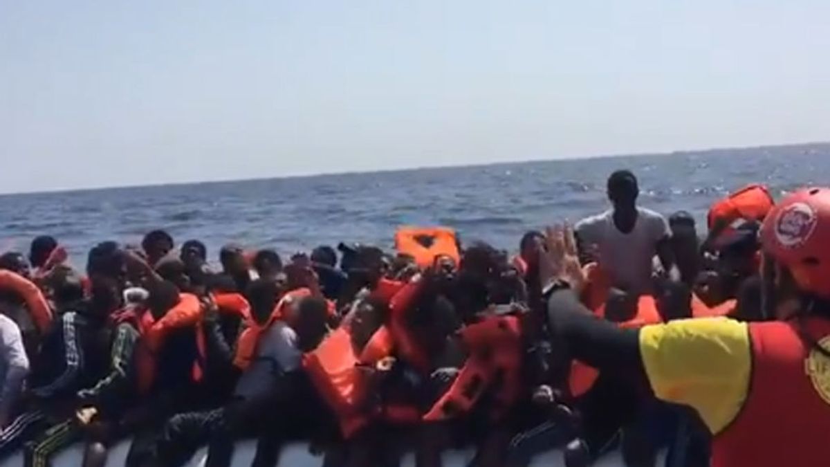 La ONG Proactiva Open Arms anuncia el rescate de 137 personas en el Mediterráneo