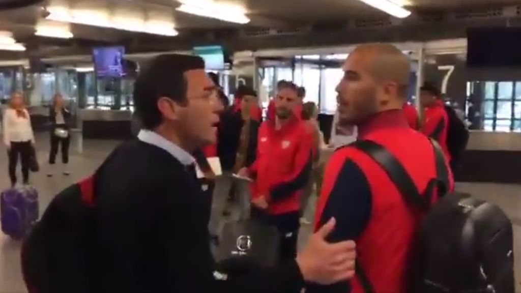 Un aficionado increpa a los jugadores del Sevilla tras perder la final de Copa: “¡Esto es una vergüenza!”